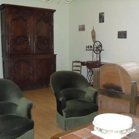 Accueillante Maison Familiale Avec Terrasse Et Confortables A Montigny-les-vaucouleurs - Fr-1-585-110 Frühstückspension 3*